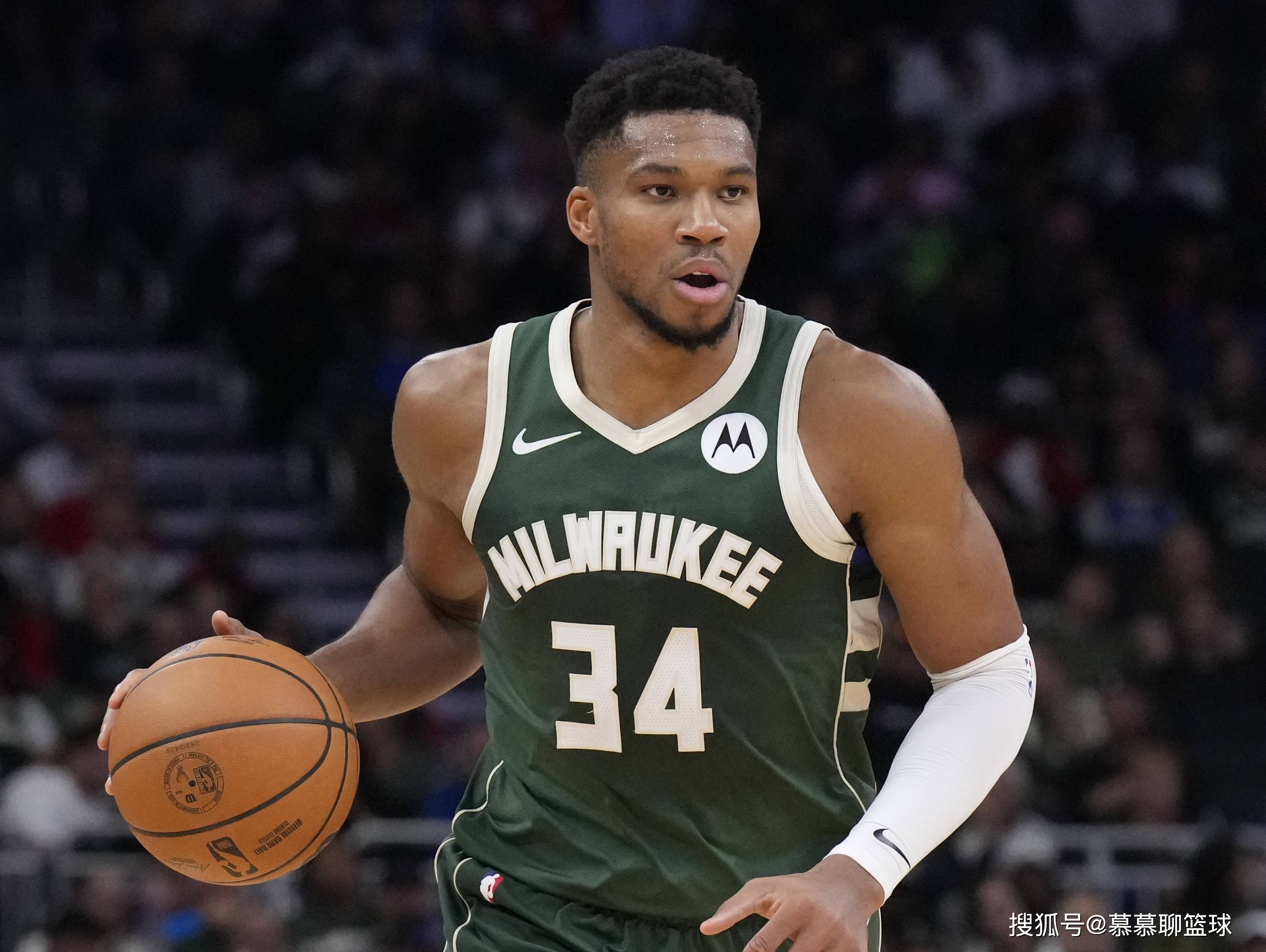 关于雄鹿惜败灰熊，字母哥独砍40分的信息