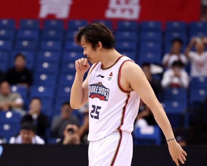 爱游戏官方-丁彦雨航助攻：山西队逆转胜江苏，一枝独秀