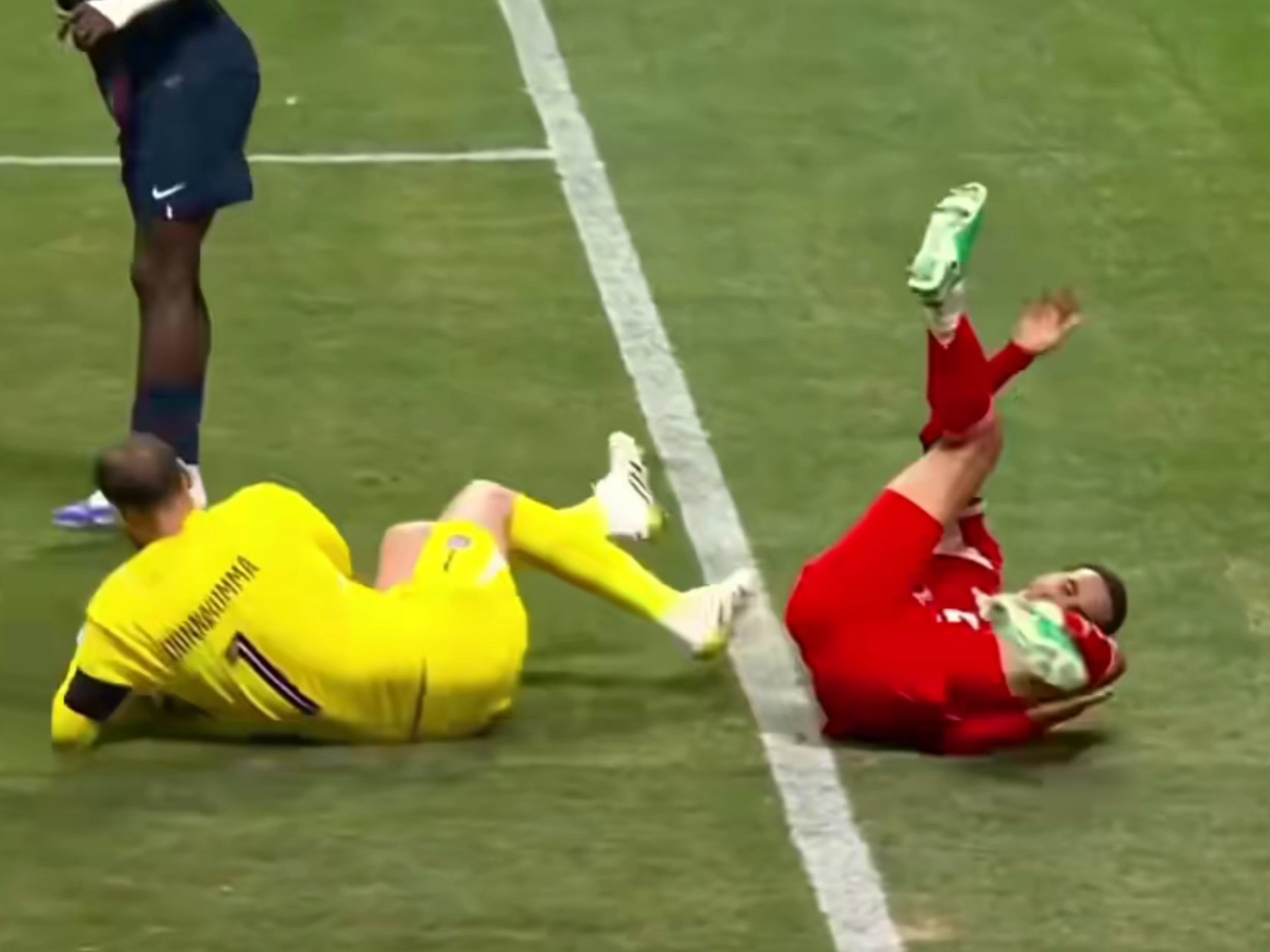 爱游戏在线-青海队遭遇尴尬惨败，球员们沮丧不已