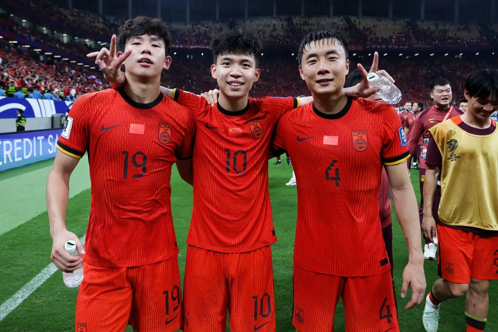 中场发起进攻！球队连胜晋级的简单介绍