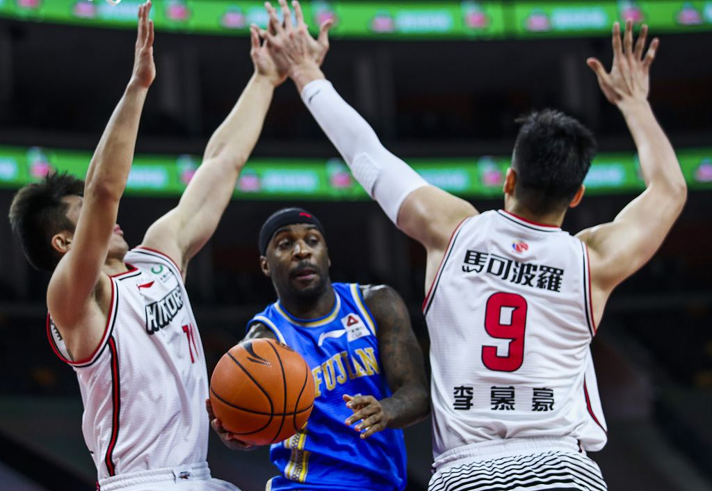 关于深圳队横扫广东队，王哲林关键制胜的信息