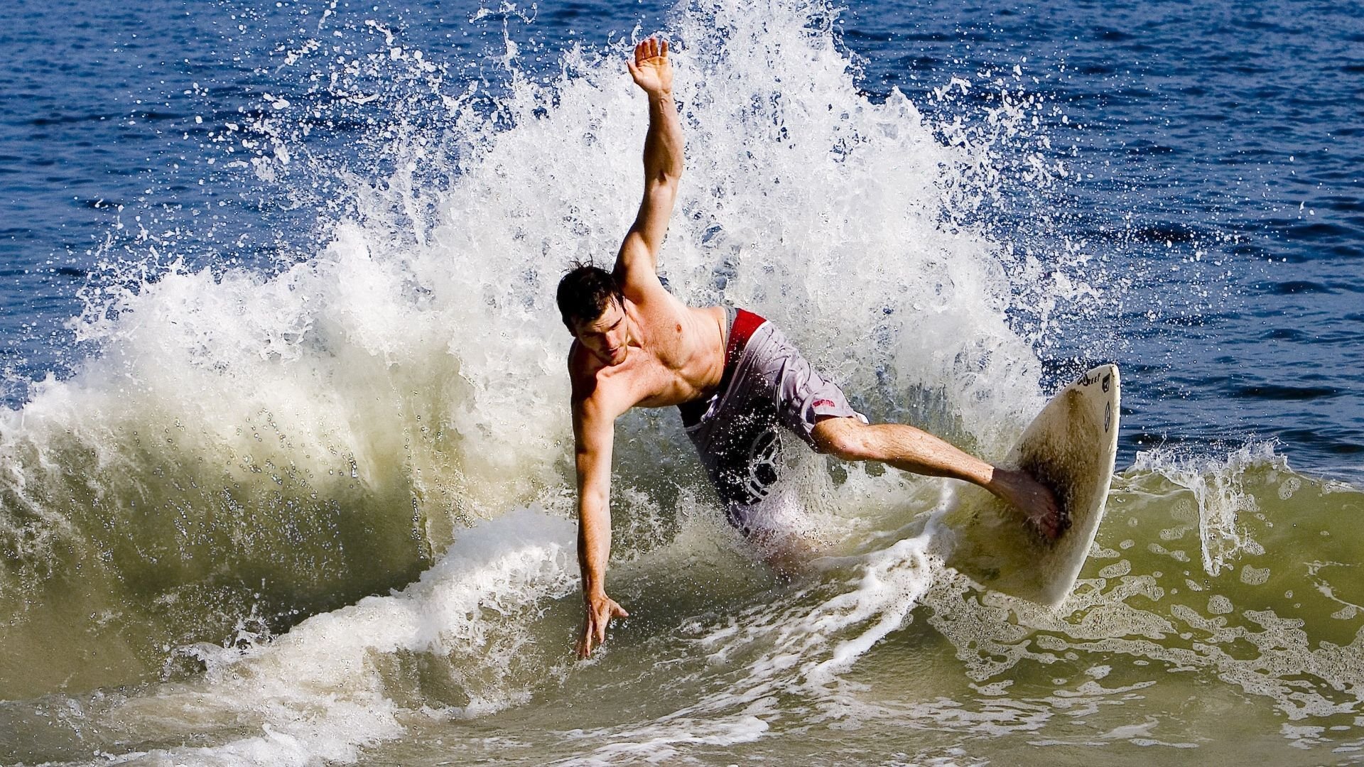 铁血与艺术的碰撞，西班牙强压拜仁，欧冠半决赛的战术革命